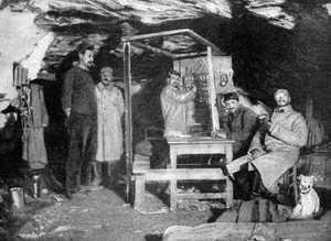 Ein französischer Telefonmast in einer Höhle, Frankreich, Erster Weltkrieg, 1915