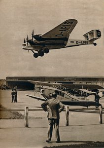 Ein deutscher Junkers-Flugzeug landet am Flughafen Croydon, ca. 1934-1937 von Unbekannt