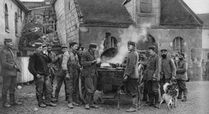 Eine Feldküche der deutschen Armee in einem französischen Dorf, Erster Weltkrieg, 1915 von Unbekannt