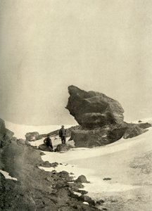 Ein großer Kenyte-Felsbrocken in der Nähe der Winterquartiere, ca. 1908, 1909 von Unbekannt