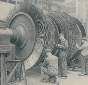 Ein Rotor mit vielen Klingen für eine der Niederdruckturbinen der Queen Mary, 1937