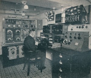 Ein Marconi-Funkoperator empfängt Funknachrichten, während die Empress of Britain den Atlantik überquert von Unbekannt