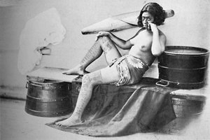 Eine Marquesa-Frau mit vollständig tätowierten Unterschenkeln