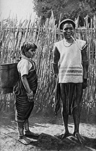 Ein Moi-Paar innerhalb der Dorfbefestigung, Afrika, 1922