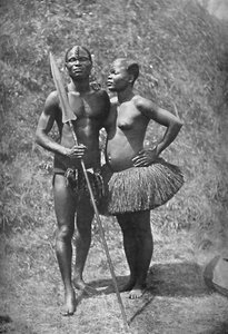 Ein Mulolo-Krieger aus dem Kongo und seine Frau aus den zentralen Kongo-Regionen, 1902 von Unbekannt