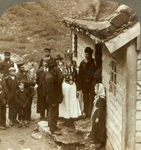 Eine Braut und ein Bräutigam aus Nordfjord mit Gästen und Eltern an der Haustür, Brigsdal, Norwegen, ca. 1905 von Unbekannt