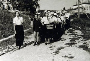 Eine Pioniergruppe im All-Union Young Pioneer Camp Artek, Gurzuf, Krim, UdSSR, 1930er Jahre von Unbekannt