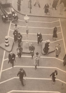 Eine Sicherheitsgasse gegenüber dem Charing Cross Bahnhof, um 1934, 1935