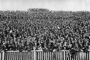 Eine Samstag-Winter-Fußballmenge, London, 1926-1927 von Unbekannt