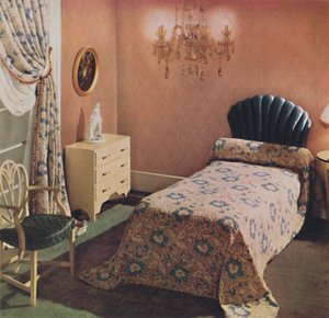 Eine Vantona Court Bettdecke verleiht diesem Schlafzimmer eine luxuriöse Note, 1942 von Unbekannt