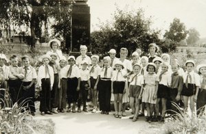 Eine Einheit junger Pioniere in Jalta, Krim, UdSSR, 1950er Jahre von Unbekannt