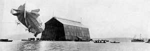 Ein Zeppelin fährt in seinen schwimmenden Schuppen, ca. 1900