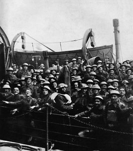 Ein Boot mit Soldaten, die aus Dünkirchen gerettet wurden, 1940, 1945 von Unbekannt