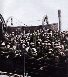 Ein Boot mit Soldaten, die aus Dünkirchen gerettet wurden, 1940, 1945 von Unbekannt