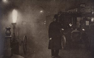 Ein Polizist, der den Verkehr im Nebel lenkt, London von Unbekannt
