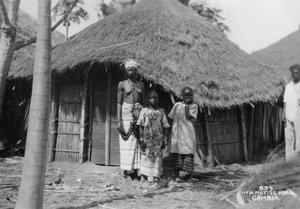 Eine Familie vor ihrem Haus, Gambia, 20. Jahrhundert