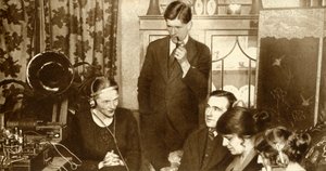 Eine Familie hört die Ergebnisse der Parlamentswahl von 1923 von Unbekannt