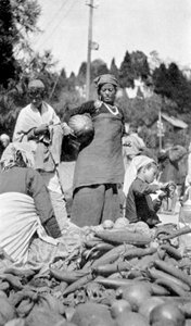 Ein Lebensmittelmarkt in Darjeeling, Westbengalen, Indien, um 1910 von Unbekannt
