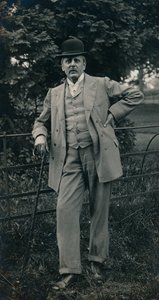 Ein Herr im Anzug und Melone, um 1910