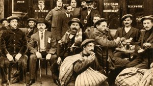 Eine Gruppe von Flüchtlingsfeldarbeitern in einem Café in Paris, Erster Weltkrieg, 1914-1918 von Unbekannt