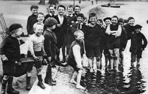 Eine Gruppe von Sommerpaddlern in der Serpentine, London, 1926-1927 von Unbekannt