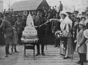 Eine khakifarbene Hochzeit: Anschneiden der Hochzeitstorte mit dem Schwert des Bräutigams, 1915