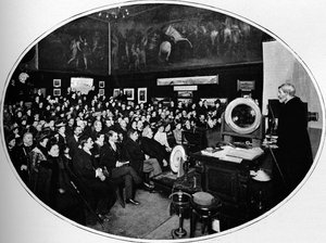 Ein Vortrag an der Royal Society of Arts, London, ca. 1903 von Unbekannt