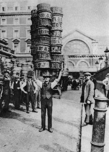Ein Mann trägt viele Körbe auf dem Kopf, Covent Garden, London, 1926-1927