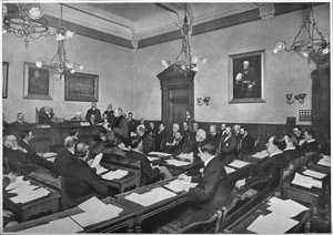 Eine Sitzung des Hammersmith Borough Council, um 1903 von Unbekannt