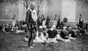 Ein Treffen von Mirdite-Bergbewohnern und ihren Stadtverwandten vor einer Kathedrale in Scutari, Türkei, 1922 von Unbekannt