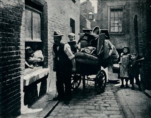 Ein Zug in Slumopolis, London, um 1901