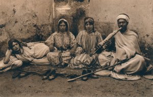 Eine Fotografie, die traditionelle arabische Menschen zeigt, um 1909 von Unbekannt