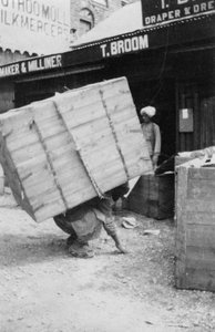 Ein Träger hebt eine große Last, Chakrata, Indien, 1917
