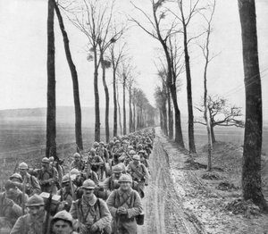 Ein Regiment französischer Infanterie auf dem Weg zur Front, Frankreich, 30. März 1918 von Unbekannt