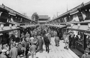 Eine Reihe von Geschäften in Asakusa, Tokio