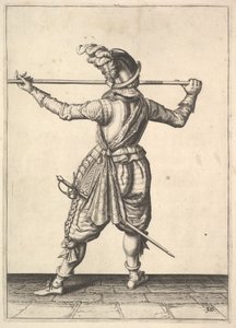 Ein Soldat, von hinten gesehen, während er sich nach rechts dreht und seine Pike horizontal hält, f.... von Unbekannt