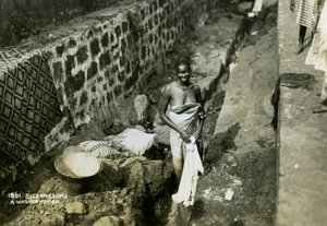 Eine Wäscherin, Sierra Leone, 20. Jahrhundert von Unbekannt