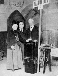 Eine Frau gibt ihre Stimme an der Wahlurne ab, um 1922 von Unbekannt