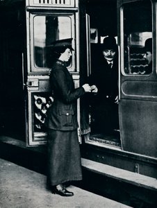 Eine Fahrkartenkontrolleurin bei der Arbeit von Unbekannt