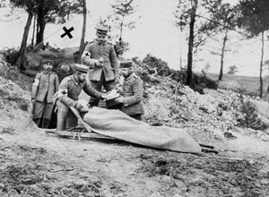 Ein verwundeter deutscher Soldat an einer Verbandsstation, Erster Weltkrieg, 1915 von Unbekannt