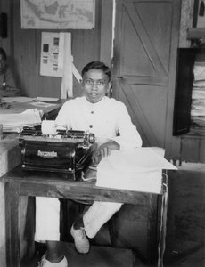 Ein junger Mann, der an einer Schreibmaschine sitzt, Indonesien, 20. Jahrhundert von Unbekannt