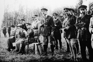 Admiral Alexander Koltschak mit britischen Offizieren an der Ostfront, Russland, 1918