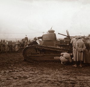 Vorrücken mit Panzern, ca. 1914-ca. 1918 von Unbekannt