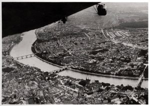 Luftaufnahme von Basel, Schweiz, aus einem Zeppelin, 1928-1933 von Unbekannt