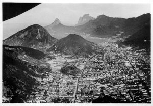 Luftaufnahme von Rio de Janeiro, Brasilien, aus einem Zeppelin, 1930-1933
