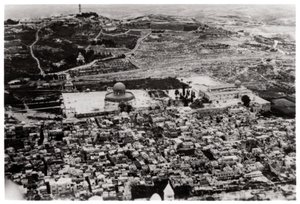 Luftaufnahme der Omar-Moschee, Jerusalem, Palästina, von einem Zeppelin, 1931-1933 von Unbekannt