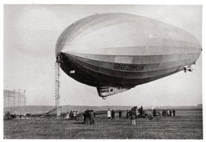 Luftschiff LZ127 Graf Zeppelin vertäut in Loewental, Deutschland, 1933 von Unbekannt