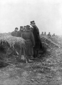 Albert I., der dritte König der Belgier, besucht die Schützengräben von Avecapelle, Belgien, 1915 von Unbekannt