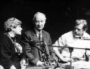 Alexander Dubcek mit Frau Rita Klimova, später tschechoslowakische Botschafterin in den USA, und Vaclav Havel, während einer Pressekonferenz des Bürgerforums am 24. November
