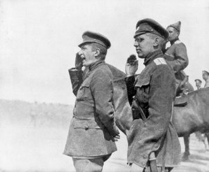 Alexander Kerensky bei einer Truppeninspektion, Erster Weltkrieg, 1917 von Unbekannt